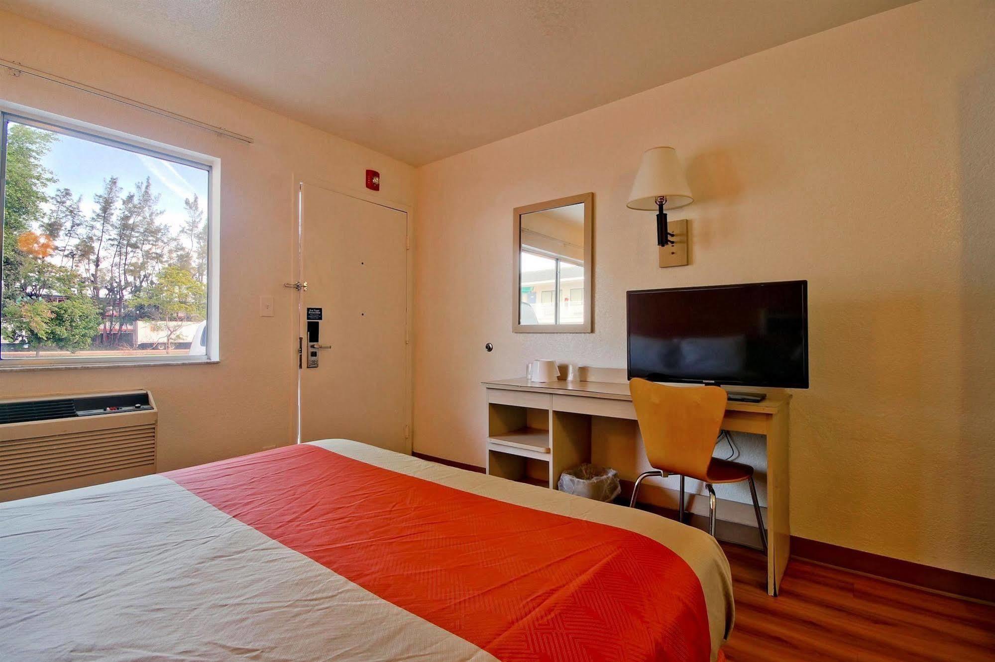 Travelodge By Wyndham Pompano Beach Exterior photo