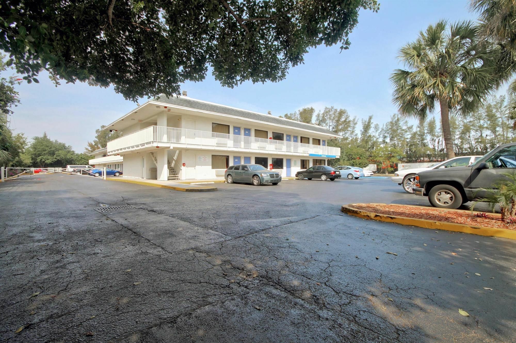 Travelodge By Wyndham Pompano Beach Exterior photo