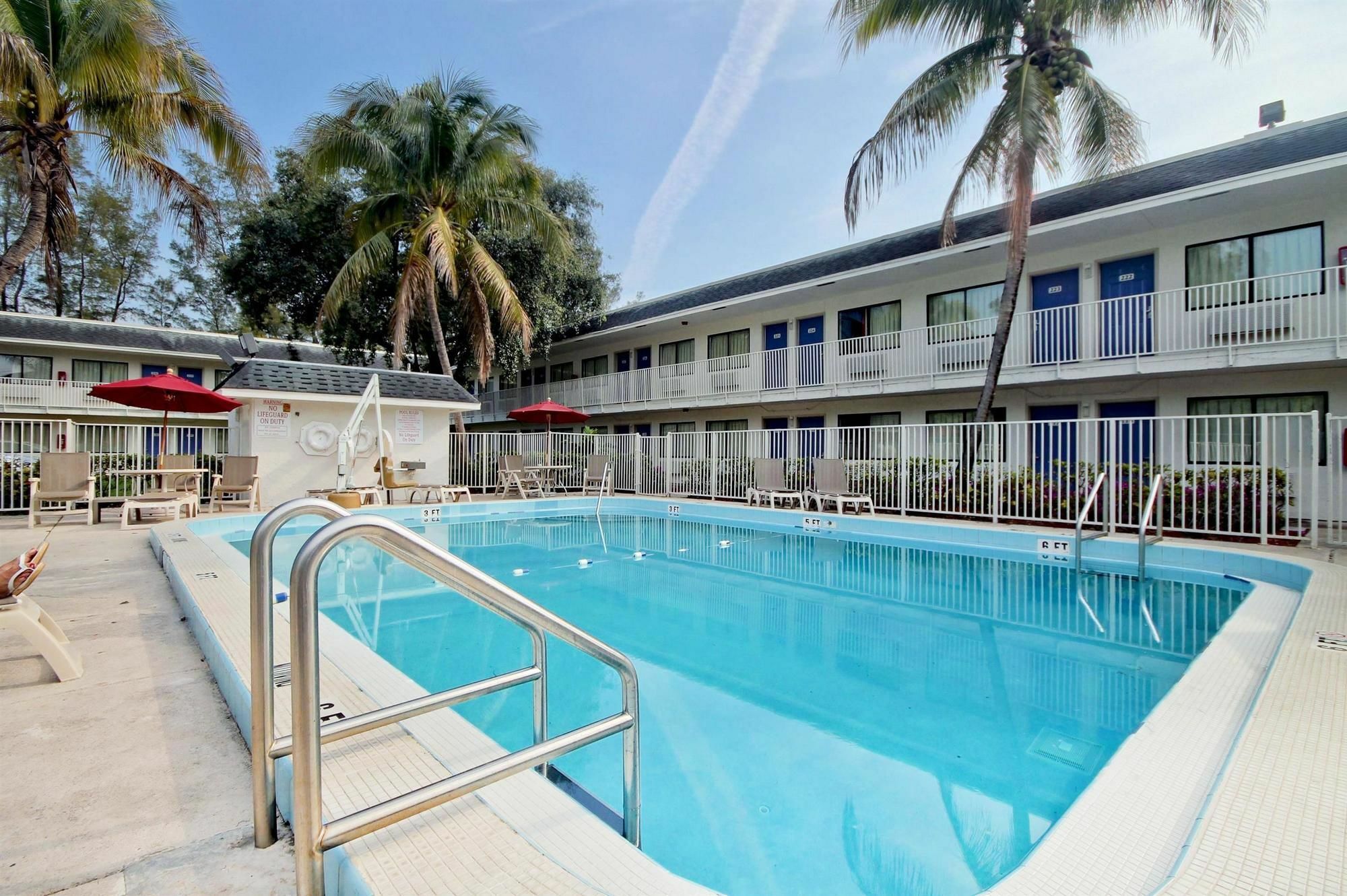 Travelodge By Wyndham Pompano Beach Exterior photo