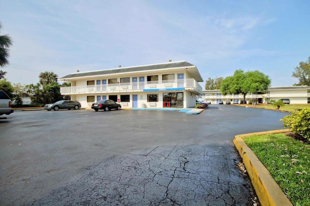 Travelodge By Wyndham Pompano Beach Exterior photo